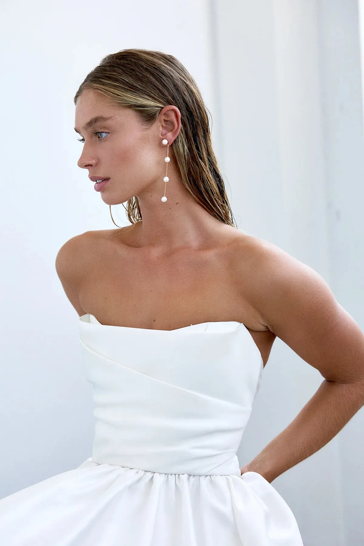 Amélie George IMOGEN - LONG PEARL CHAIN WEDDING EARRINGS - GOLD